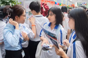 Học sinh tham gia Chương trình tư vấn tuyển sinh năm 2025 tại TPHCM. Ảnh: Lê Mạnh