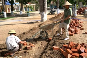 Ban giám hiệu, giáo viên Trường Tiểu học - THCS xã Ya Xiêr góp tiền chỉnh trang lại một số công trình nhỏ trong khuôn viên trường.