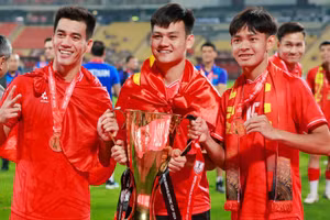 Vĩ Hào (bên phải) cùng các đồng đội ăn mừng chức vô địch ASEAN Cup 2024. Ảnh: INT.