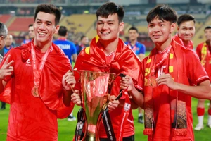 Vĩ Hào (bên phải) cùng các đồng đội ăn mừng chức vô địch ASEAN Cup 2024. Ảnh: INT.