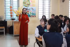 Cô trò Trường THPT Trần Hưng Đạo (Thanh Xuân, Hà Nội) trong giờ học. Ảnh: Lan Anh