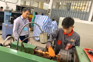 Học sinh Trường Trung cấp nghề Giao thông công chính Hà Nội thực hành nghề. Ảnh: NTCC