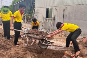 Sinh viên Trường Đại học Sư phạm TPHCM chung tay xây nhà tình nghĩa cho học sinh nghèo ở Tây Ninh. Ảnh: Tuổi trẻ Ninh Điền