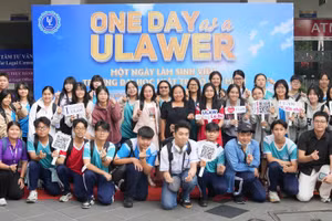 Học sinh lớp 12 trải nghiệm môi trường học tập và tìm hiểu ngành, chương trình đào tạo tại Trường Đại học Luật TPHCM. Ảnh: Thành An