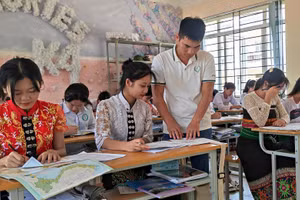 Thầy và trò Trường THPT DTNT Ngọc Lặc (Thanh Hóa) trong giờ ôn tập. Ảnh: PV