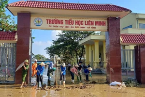 Giáo viên Trường Tiểu học Tùng Ảnh hỗ trợ Trường Tiểu học Liên Minh vệ sinh trường lớp.