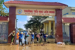 Giáo viên Trường Tiểu học Tùng Ảnh hỗ trợ Trường Tiểu học Liên Minh vệ sinh trường lớp.