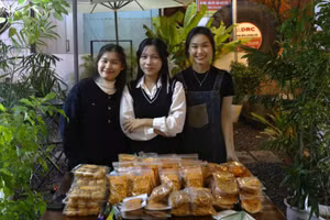 Sinh viên Liên chi đoàn Khoa Điện tử - Viễn thông (Trường Đại học Bách khoa, Đại học Đà Nẵng) với hoạt động bán hàng gây quỹ cho chương trình Xuân yêu thương 2025. Ảnh: NTCC