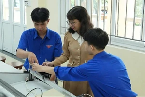 Cô Phạm Nguyễn Trang Ngân hướng dẫn học sinh trong đội tuyển tại Trường THPT A Lưới.