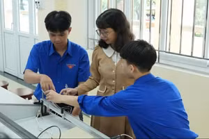 Cô Phạm Nguyễn Trang Ngân hướng dẫn học sinh trong đội tuyển tại Trường THPT A Lưới.