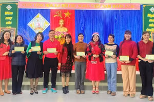 Công đoàn Trường Tiểu học Lê Đình Chinh (Hải Châu, Đà Nẵng) trao quà Tết cho giáo viên, nhân viên không thuộc diện hưởng chính sách của Nghị định 73/2024.