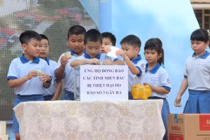 Học sinh Trường Tiểu học Trần Hưng Đạo (Quận 1, TPHCM) tham gia ủng hộ các địa phương bị ảnh hưởng bởi cơn bão số 3. Ảnh: Hồ Phúc