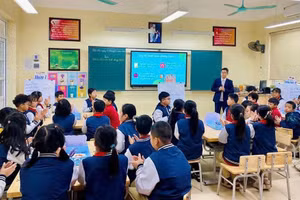Học sinh Trường Tiểu học Cửa Nam tham gia hoạt động giáo dục kỹ năng số và an toàn trên không gian mạng ngay trong giờ học.