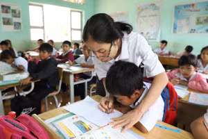 Giáo viên tại huyện Krông Pắc rèn chữ cho học sinh. Ảnh: Thành Tâm