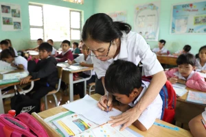 Giáo viên tại huyện Krông Pắc rèn chữ cho học sinh. Ảnh: Thành Tâm