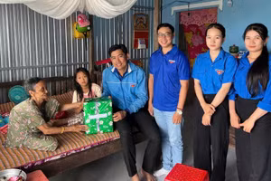 Đoàn đến thăm tặng quà hỗ trợ em Lương Thị Trúc Phương - học sinh có hoàn cảnh khó khăn tại huyện Cù Lao Dung (Sóc Trăng). Ảnh: NVCC