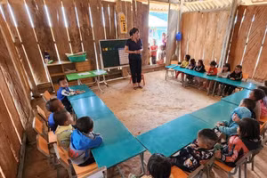 Giáo viên cùng học sinh trong lớp học tạm ở bản Nậm Lạn.