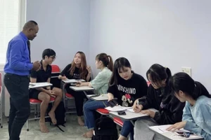 Một lớp học ngoại ngữ phục vụ du học nghề tại Công ty TNHH Thương mại dịch vụ và Du học APEC.