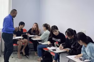 Một lớp học ngoại ngữ phục vụ du học nghề tại Công ty TNHH Thương mại dịch vụ và Du học APEC.