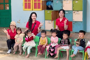 Học trò Ngô Thị San (ở giữa) trong một chuyến thiện nguyện ở Bắc Giang (cũ). Ảnh: NVCC