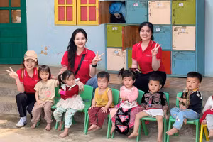 Học trò Ngô Thị San (ở giữa) trong một chuyến thiện nguyện ở Bắc Giang (cũ). Ảnh: NVCC