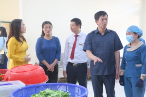 Ông Lê Quang Tùng - Bí thư Tỉnh ủy Quảng Trị thăm bếp ăn Trường PT DTNT tỉnh Quảng Trị. 