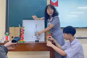 Cô Phạm Nguyễn Trang Ngân và học sinh Trường THPT A Lưới trong một buổi học STEM. Ảnh: NVCC