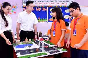 Học sinh Trường Tiểu học & THCS FPT Cầu Giấy giới thiệu về sản phẩm “Giao thông xanh với AI”. Ảnh: NTCC