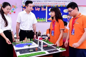 Học sinh Trường Tiểu học & THCS FPT Cầu Giấy giới thiệu về sản phẩm “Giao thông xanh với AI”. Ảnh: NTCC