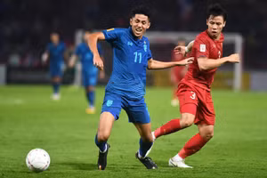 Đội tuyển Việt Nam (bên phải) gặp Thái Lan trong trận chung kết AFF Cup 2022. Ảnh: INT.