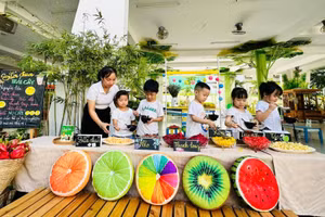 Nhiều hình thức tổ chức bữa ăn tại Trường Mầm non Bình Minh (quận Hải Châu, TP Đà Nẵng) để trẻ hấp thu đầy đủ chất dinh dưỡng, tăng sức đề kháng. Ảnh: Ánh Ngọc