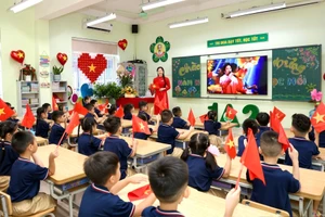 Cô, trò Trường Tiểu học Ái Mộ B (Bồ Đề, Hà Nội) trong ngày khai giảng. Ảnh: NTCC