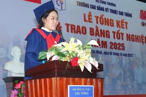 Võ Thị Cẩm Tú phát biểu tại lễ tốt nghiệp. Ảnh: NTCC