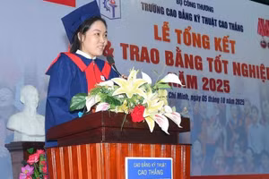 Võ Thị Cẩm Tú phát biểu tại lễ tốt nghiệp. Ảnh: NTCC