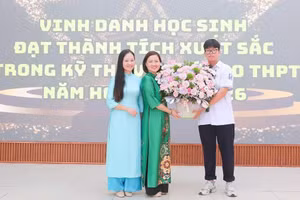 Nhà giáo Đinh Thị Phương Anh (giữa) tại lễ vinh danh học sinh đạt thành tích cao thi vào lớp 10 THPT năm học 2025 - 2026. Ảnh: NVCC