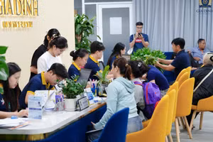 Phụ huynh, thí sinh tìm hiểu thông tin tuyển sinh tại Trường Đại học Gia Định, tháng 7/2025. Ảnh: GDU