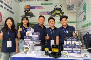 Các thành viên nhóm và thầy Nguyễn Đức Vĩnh. Ảnh: Phúc Uyên