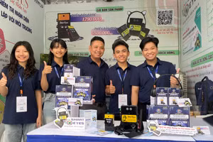 Các thành viên nhóm và thầy Nguyễn Đức Vĩnh. Ảnh: Phúc Uyên