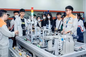 Sinh viên Trường Cao đẳng Lý Thái Tổ (Bắc Ninh) giới thiệu cho học sinh THPT trong chương trình trải nghiệm hướng nghiệp. Ảnh: TG