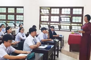 Học sinh lớp 12 Trường THPT chuyên Tiền Giang trong giờ học. Ảnh: Đ.P