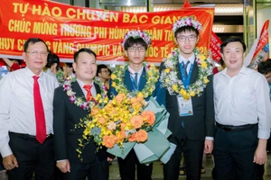 Ông Nguyễn Văn Thêm - Phó Giám đốc Sở GD&ĐT Bắc Giang (ngoài cùng bên trái) và đoàn đón Thân Thế Công và Trương Phi Hùng. 