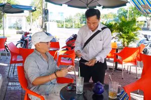 Thầy Tân tranh thủ thời gian rảnh bán vé số để có nguồn hỗ trợ học sinh, dân nghèo. Ảnh: Thành Thật