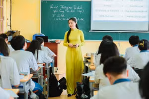 Cô, trò Trường THPT chuyên Nguyễn Trãi (Hải Phòng). Ảnh: NTCC