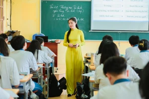 Cô, trò Trường THPT chuyên Nguyễn Trãi (Hải Phòng). Ảnh: NTCC