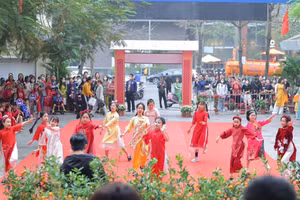 Không khí Tết Ất Tỵ tại Trường Tiểu học Yên Hòa (Cầu Giấy, Hà Nội). Ảnh: NTCC