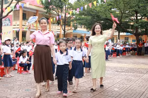 Cô trò Trường Tiểu học Nguyễn Công Trứ (phường Tân An, Đắk Lắk) tập luyện đón học sinh lớp 1. Ảnh: Thành Tâm