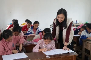 Cô giáo Trần Thị Phương và học trò lớp học tình thương ở xã Thiên Nhẫn.