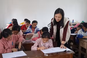 Cô giáo Trần Thị Phương và học trò lớp học tình thương ở xã Thiên Nhẫn.