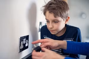 Dạy trẻ kỹ năng sử dụng điện an toàn khi ở nhà một mình là mối quan tâm hàng đầu của phụ huynh. Ảnh minh họa INT.