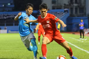 Khuất Văn Khang (bên phải - Thể Công Viettel) gương mặt trẻ hiếm hoi đá chính ở V-League 2023-2024. Ảnh: VPF.